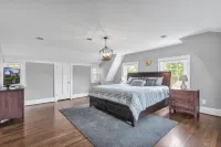 Walk to shopping, Charming Modern European cottage with huge deck