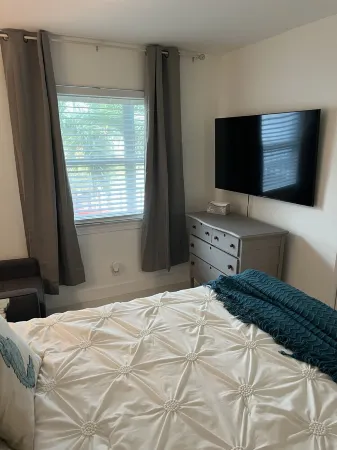 Moorings  Condo, West of 41. Отели рядом с достопримечательностью «Парк Лоудермилк»