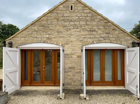 Whitley Old Garage, Whole Snug Luxury Cottage - Nr Lacock, Bath, Cotswolds