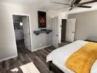 Gorgeous house w/hot tub pool table gaming table next to amazing walking trail! Hotels near Speedway