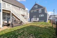 Steps from Hampton Beach and all entertainment! 2 bedrooms, pet friendly! Hotels near Hampton Beach