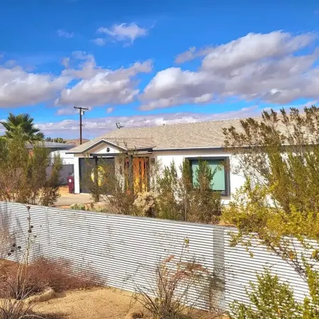 Magic Mushroom House Joshua Tree. Recently renovated, hot tub, 5 min from park!