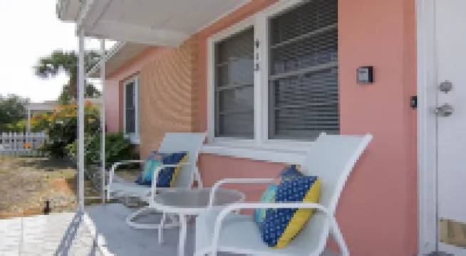 SOUTH BEACH & PARK Just a Hop Skip & Jump • CORAL COTTAGE • Fun Seaside Vero