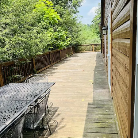 Hocking Hills Cabin- private hot tub, hiking trail, caves, fire pit, pool table