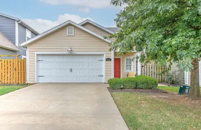 Flourishing Palm Place 3 BR 2 BA near XNA