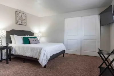 Around The Bend Bungalow - Large Groups Welcome. Hotels near Taylorsville Utah Temple