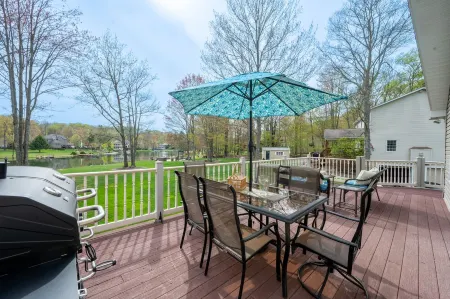 Lakefront Chalet -Kayaks, Gameroom, Firepit