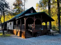 "Family Fun by the River: Sleeps 9, Pet-Friendly Cabin 莫農加希拉國家森林附近的飯店