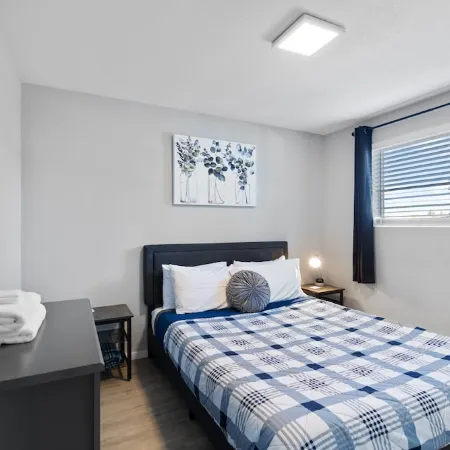 Beautiful remodeled 2 bedroom, walking distance from Downtown with AC