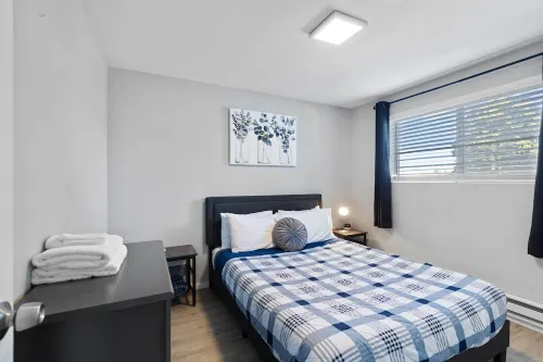 Beautiful remodeled 2 bedroom, walking distance from Downtown with AC