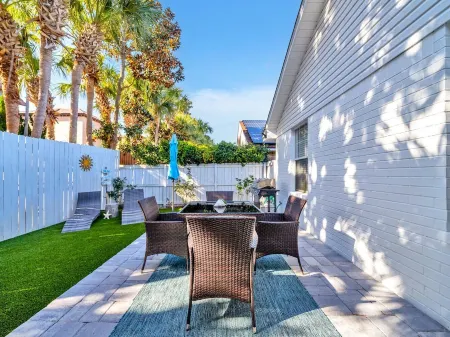 Destin Beach House. 1 Block  to Private Beach Access!! Bikes. Golf Cart Deals. Отели в г. Мирамар-Бич