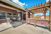 New, beautiful 5 BR, 10 beds, near AT&T Stad,Joe Pool, Sixflag, and pet friendly Отели рядом с достопримечательностью «Парк Эпик Сентрал»