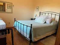 Broadwing Farm Cedar Cabin- Hot Tub with Fresh, Hot Mineral Water - 85 Acre Farm