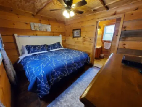 Secluded mountain cabin w. amazing views on 12 acres 3 miles to Blue Ridge Pkwy!