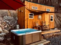 Moonshine Cabin tucked away on the Mountain,Great Location with private Hot Tub!