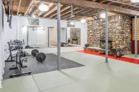 Yuzu-stunning mountain views family home with a hot tub and a camper, sleeps 15