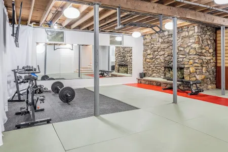 Yuzu-stunning mountain views family home with a hot tub and a camper, sleeps 15