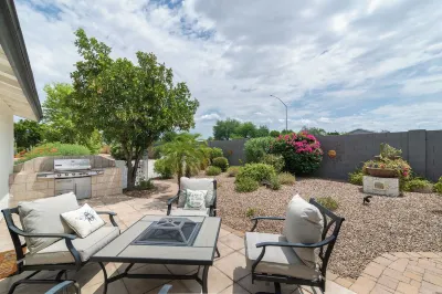 Charming 3-Bedroom House in Fountain of the Sun Mesa, Arizona 메사 마켓 플레이스 스왑 미트 주변 호텔