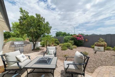 Charming 3-Bedroom House in Fountain of the Sun Mesa, Arizona Отели рядом с достопримечательностью «Суперстишен Гейтуэй Запад»