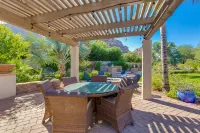 Stunning Camelback Views, 4 bdrm 3 bath + Office w/ Futon, Firepit, B-Ball Court