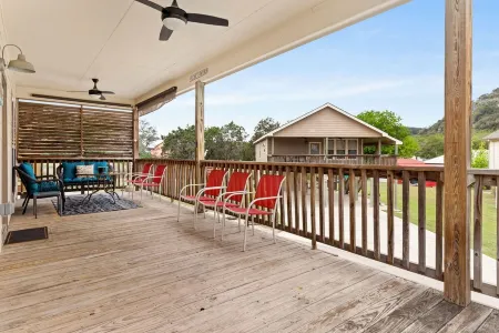 Updated Home on the Guadalupe River Beach and Tubing Haven! Отели рядом с достопримечательностью «Guadalupe River»