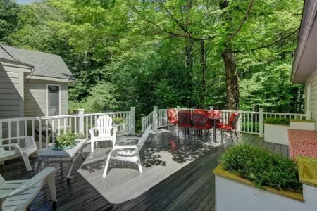 Private Lake Cottage on 3 acres w/350 sq. ft. deck