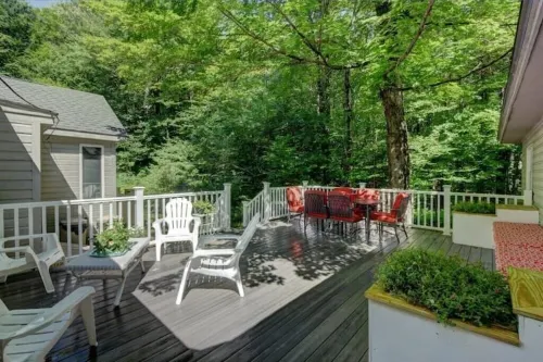 Private Lake Cottage on 3 acres w/350 sq. ft. deck Hotels in Becket