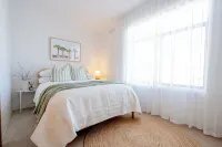 Cosy, fully-renovated apartment with ocean views and 1-minute walk to the beach Hotels near West Beach