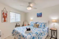 The Dolphin Den- Blocks to the Beach and River~Kayaks and Bikes provided!