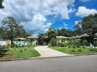 Private Entrance Room & Bathroom  w/ Courtyard Close to Beach & Downtown