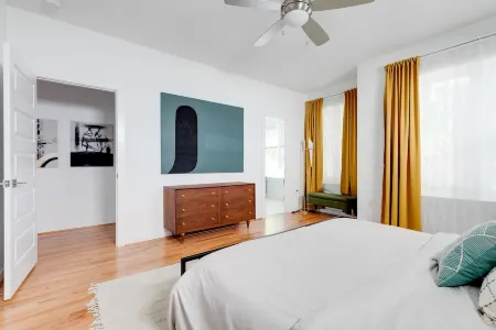 Elegant 3-Bedroom Home with Stunning Rooftop Deck & Dining Area Отели рядом с достопримечательностью «The Museum of the Confederacy»