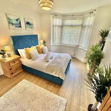 Large Four Bedroom - With Hot Tub and Parking - Sleeps 8