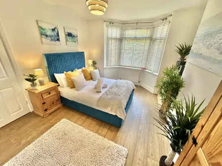 Large Four Bedroom - With Hot Tub and Parking - Sleeps 8