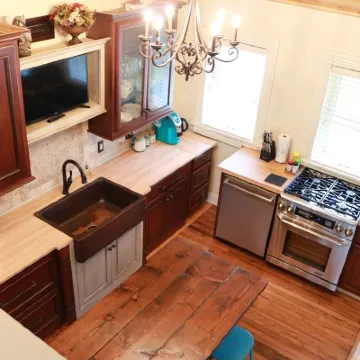 World Cup Matches Just 5 Min Away!  75" TV, King Bed, Lg 1 Acre Yard, Sleeps 8 Hotels near Hope Of Glory Ministries KCMO