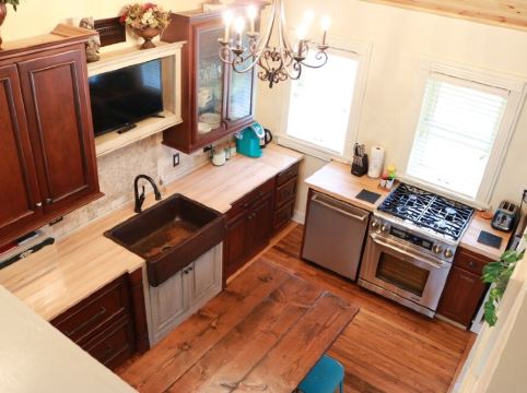 World Cup Matches Just 5 Min Away!  75" TV, King Bed, Lg 1 Acre Yard, Sleeps 8