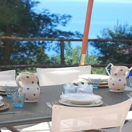I Carrubi, detached house with sea view