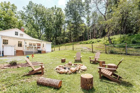 Family Friendly Farmhouse on FENCED 16 Acres with Trails