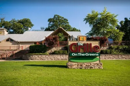 Beautiful 2BR/2BA Condo. Holiday Hills Near Branson Landing/No Stairs