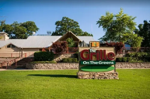 Beautiful 2BR/2BA Condo. Holiday Hills Near Branson Landing/No Stairs Hotels in Scott Township