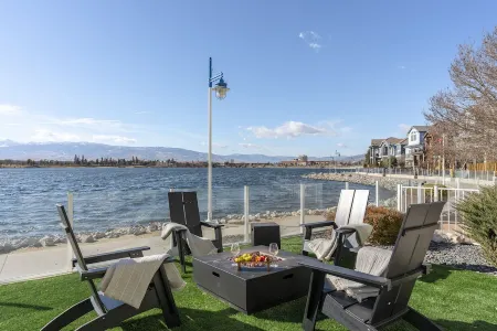 Modern Marina Lake Home with Amazing Views Отели в г. Спаркс