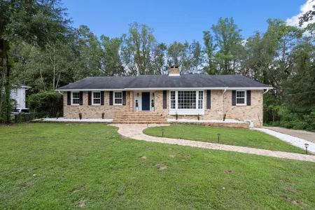 Airy 5br home w/pool, outdoor living, game room Отели рядом с достопримечательностью «Университет Юг Алабама»