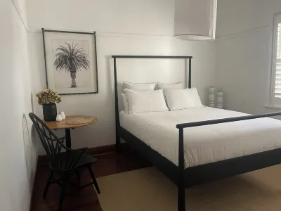Beautiful Bar Beach - stay 300m to Sand & Surf. Walk to Cafes & Restaurants.