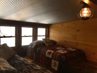 Hemlock Hideaway Cabin with waterfalls, walking trails