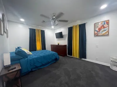 The Fun House! with Master Suite and open common areas 4BR/2BA Creole Nature Trail Adventure Point附近的飯店
