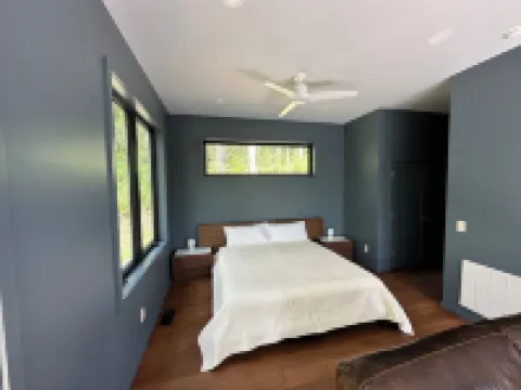 The Bird House - Brand New, 3.5 Miles from VT, Privacy, Tile Shower, King Bed.