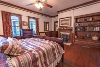 Spacious Historic Home on Private Estate - Ideal for Groups Hotels in Mars Hill