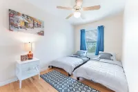 Perfect Getaway @ Cwe- Entire Home + Free Parking Near Fox, Universities & More!