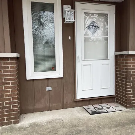 House-tel in Chicago-burb: 3 bedrooms and 2 full baths