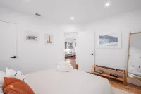 Hillside House with DTLA Views + Zen Cedar Tub