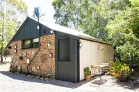 Romantic couples mini cottage in large secluded garden — 5 min to town